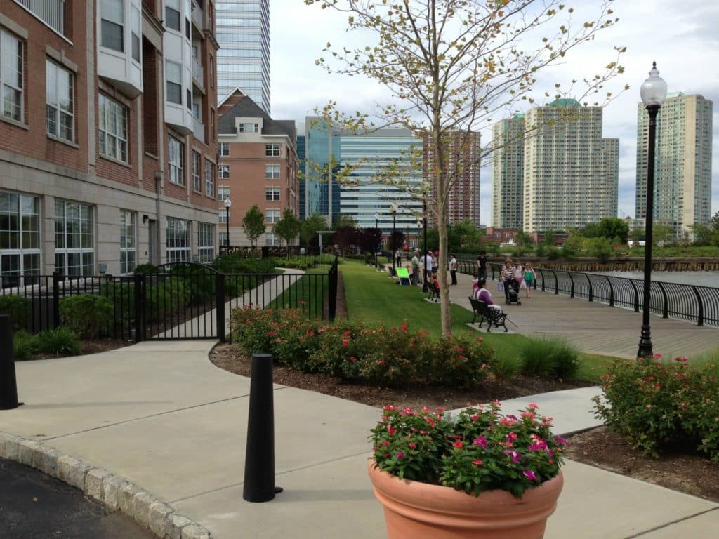 Commercial-landscaping-with-pedestrians-walking-nearby